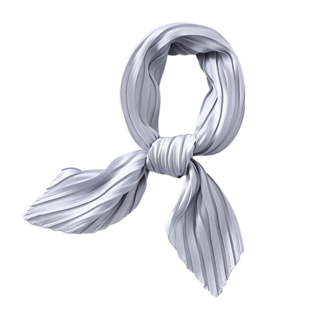 foulard plissé en soie  gris clair
